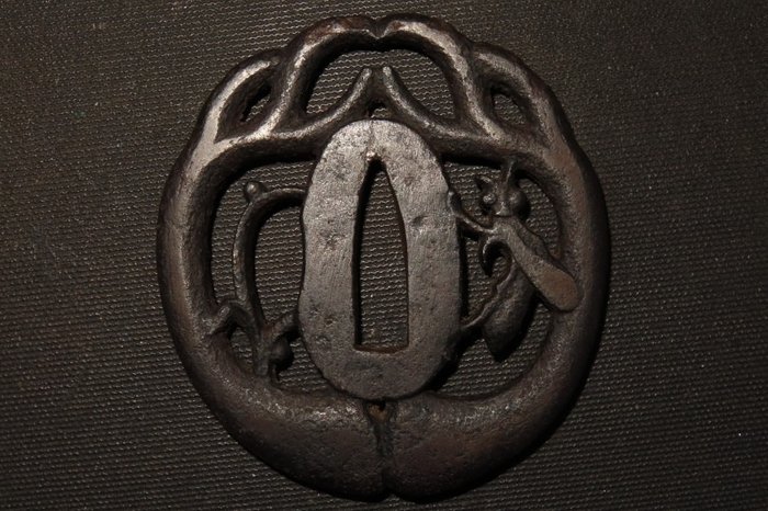 Katana - Smedet jern - Shikatsuno  Bee Sukashi Daisho Tsuba : C3-904 - Japan - Edo-perioden (1600-1868)