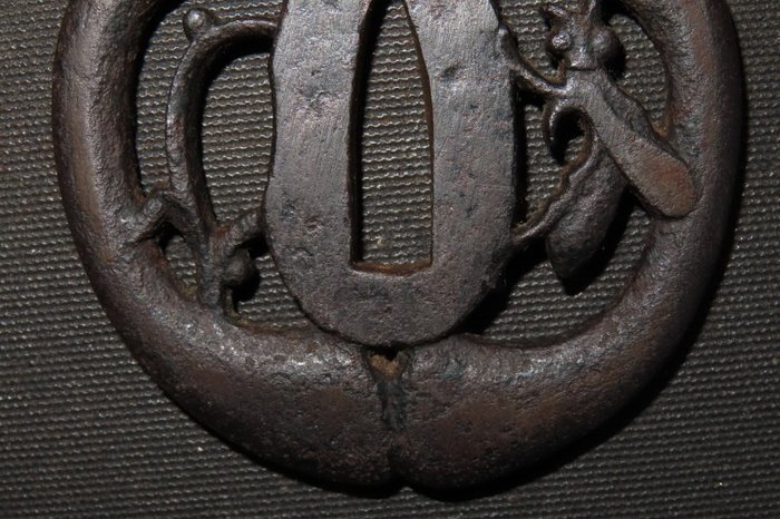 Katana - Smedet jern - Shikatsuno  Bee Sukashi Daisho Tsuba : C3-904 - Japan - Edo-perioden (1600-1868)