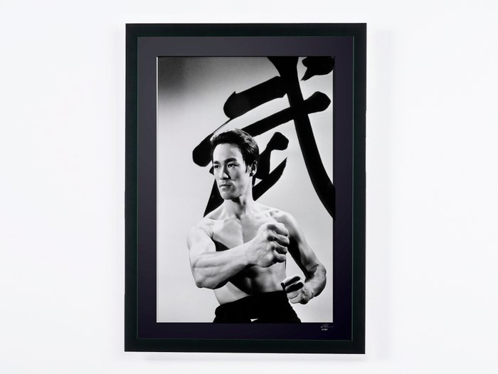 Bruce Lee - - Fine Art Photography - Luxury Wooden Framed 70X50 cm - Limited Edition Nr 02 of 30 - Serial ID 17051 - Original Certificate (COA), Hologram Logo Editor and QR Code