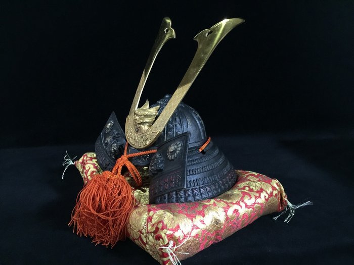 Japanese Vintage Samurai Helmet KABUTO (H:25cm) Okimono Interior - Statue Metal - Japan  (Ingen mindstepris)