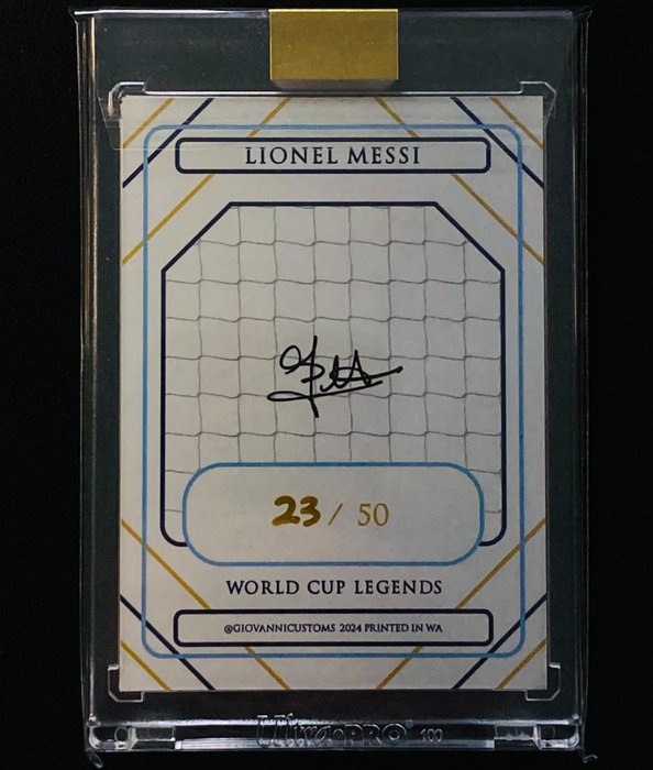 2024 Custom World Cup Legends Lionel Messi Limited Edition /50 - Signed by The Artist - FIFA Logo Patch - 1 Card - Næsten så god som ny (NM)