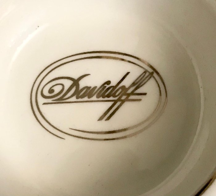 DAVIDOFF - DAVIDOFF - Askebæger - A classy , Habana cigars , individual, ashtray . Davidoff  Original design for a single large - Porcelæn