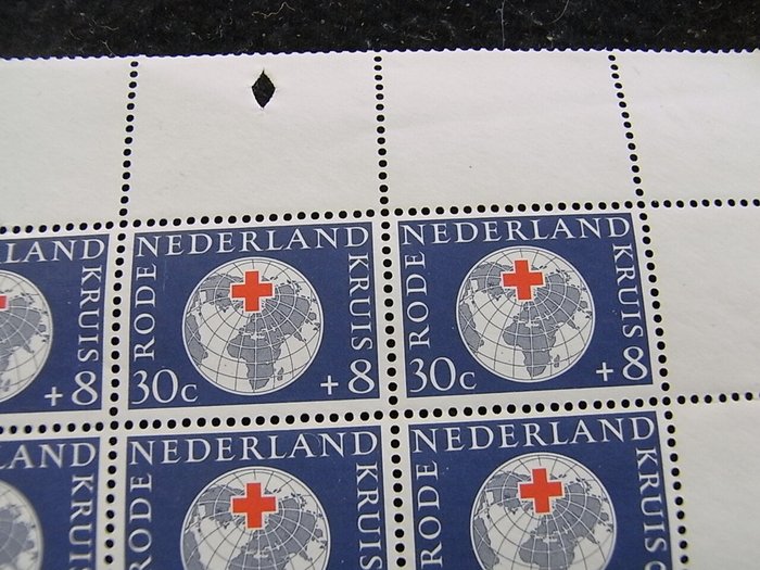 Holland 1957 - Røde Kors i øvre feltdele (med kommentarer), mange pladefejl (Mast og Net) - NVPH 695/699