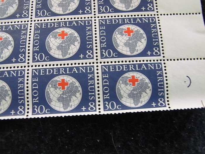 Holland 1957 - Røde Kors i øvre feltdele (med kommentarer), mange pladefejl (Mast og Net) - NVPH 695/699