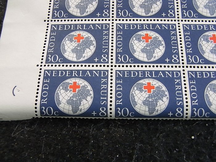 Holland 1957 - Røde Kors i øvre feltdele (med kommentarer), mange pladefejl (Mast og Net) - NVPH 695/699