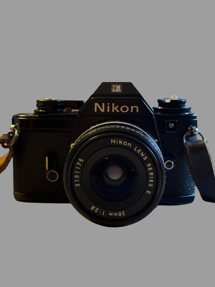 Nikon EM + series-E 28mm f/2.8 Analogt kamera