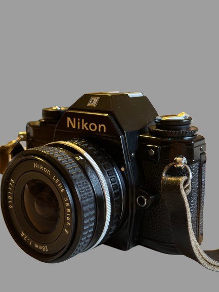 Nikon EM + series-E 28mm f/2.8 Analogt kamera