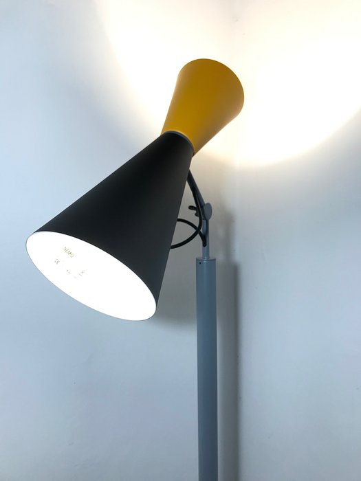 Nemo - Le Corbusier - Lampe - Parlament Gul/Sort - Aluminium