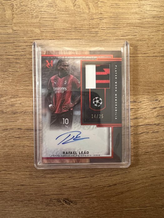 2023/24 Topps Museum Collection UEFA Rafael Leao 3-Colour Patch Auto /25 - 1 Card - Næsten så god som ny (NM)