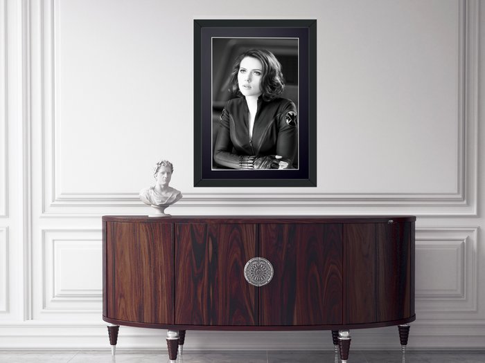 Marvel: Black Widow - Scarlett Johansson as "Natasha Romanoff" - Fine Art Photography - Luxury Wooden Framed 70X50 cm - Limited Edition Nr 01 of 30 - Serial ID 16970 - Original Certificate (COA), Hologram Logo Editor and QR Code - 100% New items.