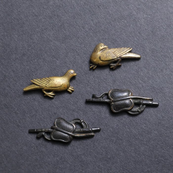 Menuki - Sword Fittings: Dove and War Fan Motif Two Pairs (Total 4 Pieces) With Wooden Box - Japan - Edo-periode (1600-1868) (ingen reservationspris)  (Ingen mindstepris)