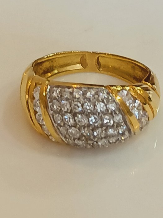 Ring - 18 kraat Gulguld -  0.88ct. tw. - Pave ring med 42 diamanter