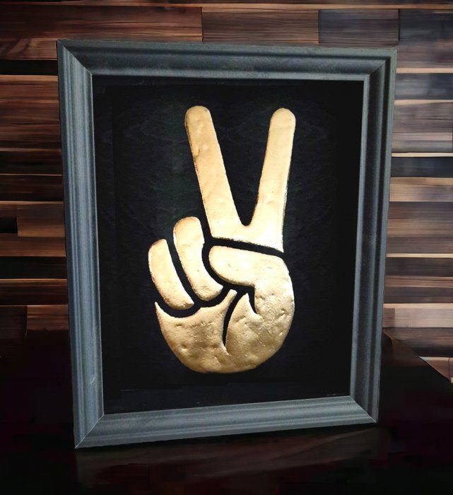 Robert Mars - Unique 23ct Peace handsign