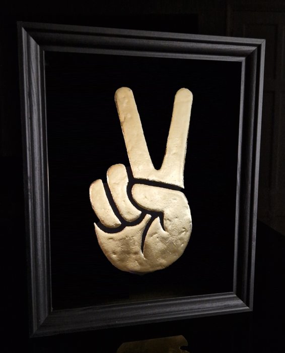 Robert Mars - Unique 23ct Peace handsign