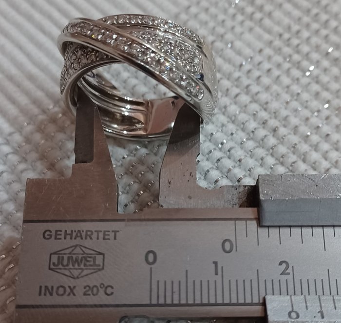 Damiani - Ring - 18 kraat Hvidguld -  180ct tw