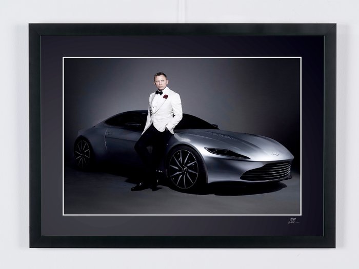 James Bond 007: Spectre, Daniel Craig as « James Bond 007 » and his Aston Martin DB10 - Fine Art Photography - Luxury Wooden Framed 70X50 cm - Limited Edition Nr 03 of 30 - Serial ID 20131 - Original Certificate (COA), Hologram Logo Editor and QR Code - 100% New items.