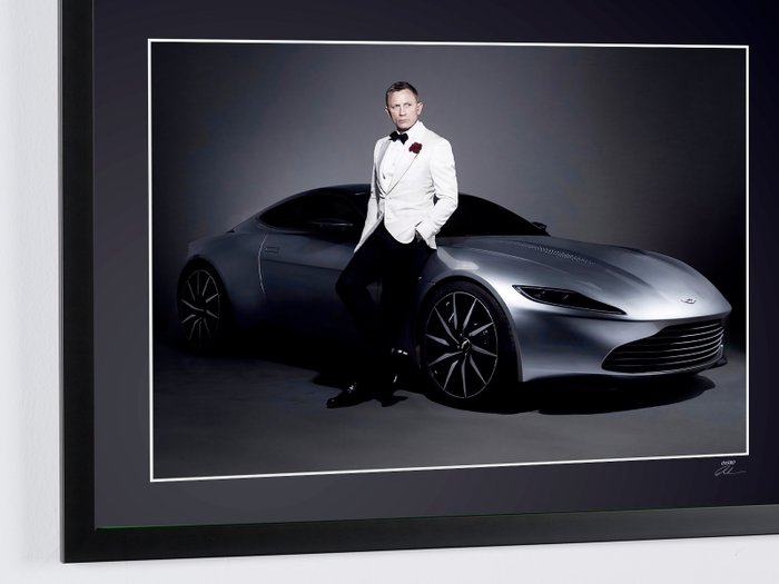 James Bond 007: Spectre, Daniel Craig as « James Bond 007 » and his Aston Martin DB10 - Fine Art Photography - Luxury Wooden Framed 70X50 cm - Limited Edition Nr 03 of 30 - Serial ID 20131 - Original Certificate (COA), Hologram Logo Editor and QR Code - 100% New items.