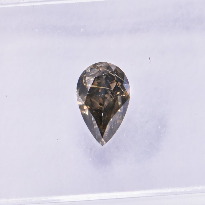 Ingen mindstepris - 1 pcs Diamant  (Naturfarvet)  - 054 ct - Pære - Fancy dark Brun Grønlig Gul - I1 - International Gemological Institute (IGI)