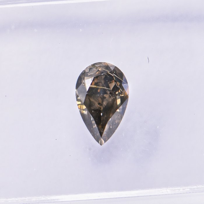 Ingen mindstepris - 1 pcs Diamant  (Naturfarvet)  - 054 ct - Pære - Fancy dark Brun Grønlig Gul - I1 - International Gemological Institute (IGI)