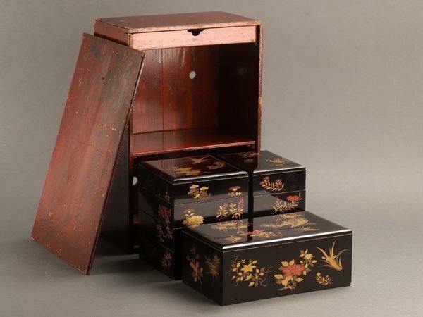 A set of Refined Wooden Jubako重箱 - Boks - Raffineret sortlakeret Nobentō-bako野弁当箱(Field food box) designet med smukke blomstermønstre - Guld, Træ - 野弁当箱(Fødevarekasse)