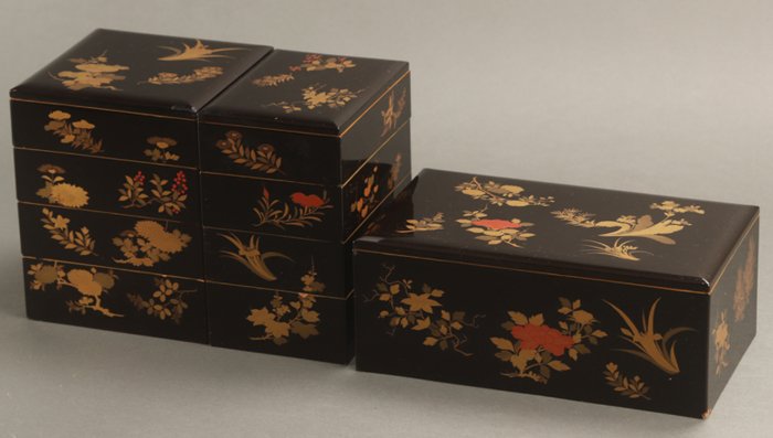 A set of Refined Wooden Jubako重箱 - Boks - Raffineret sortlakeret Nobentō-bako野弁当箱(Field food box) designet med smukke blomstermønstre - Guld, Træ - 野弁当箱(Fødevarekasse)