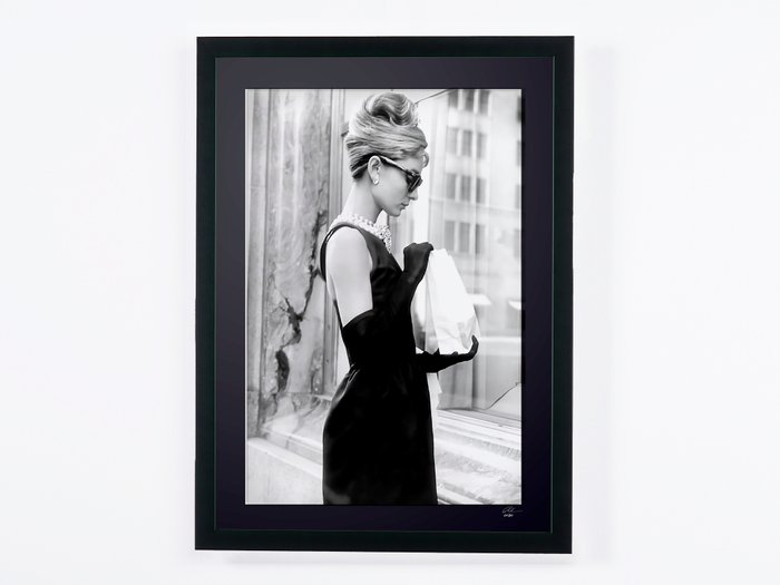 Breakfast At Tiffany's (1961) - Audrey Hepburn as "Holly Golightly" - Fine Art Photography - Luxury Wooden Framed 70X50 cm - Limited Edition Nr 02 of 30 - Serial ID - Original Certificate (COA), Hologram Logo Editor and QR Code - 100% New items.