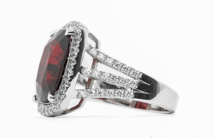 Ring - 18 kraat Hvidguld, Levende rød (Burma) -  6.87ct. tw. Spinel - 0,84ct VS