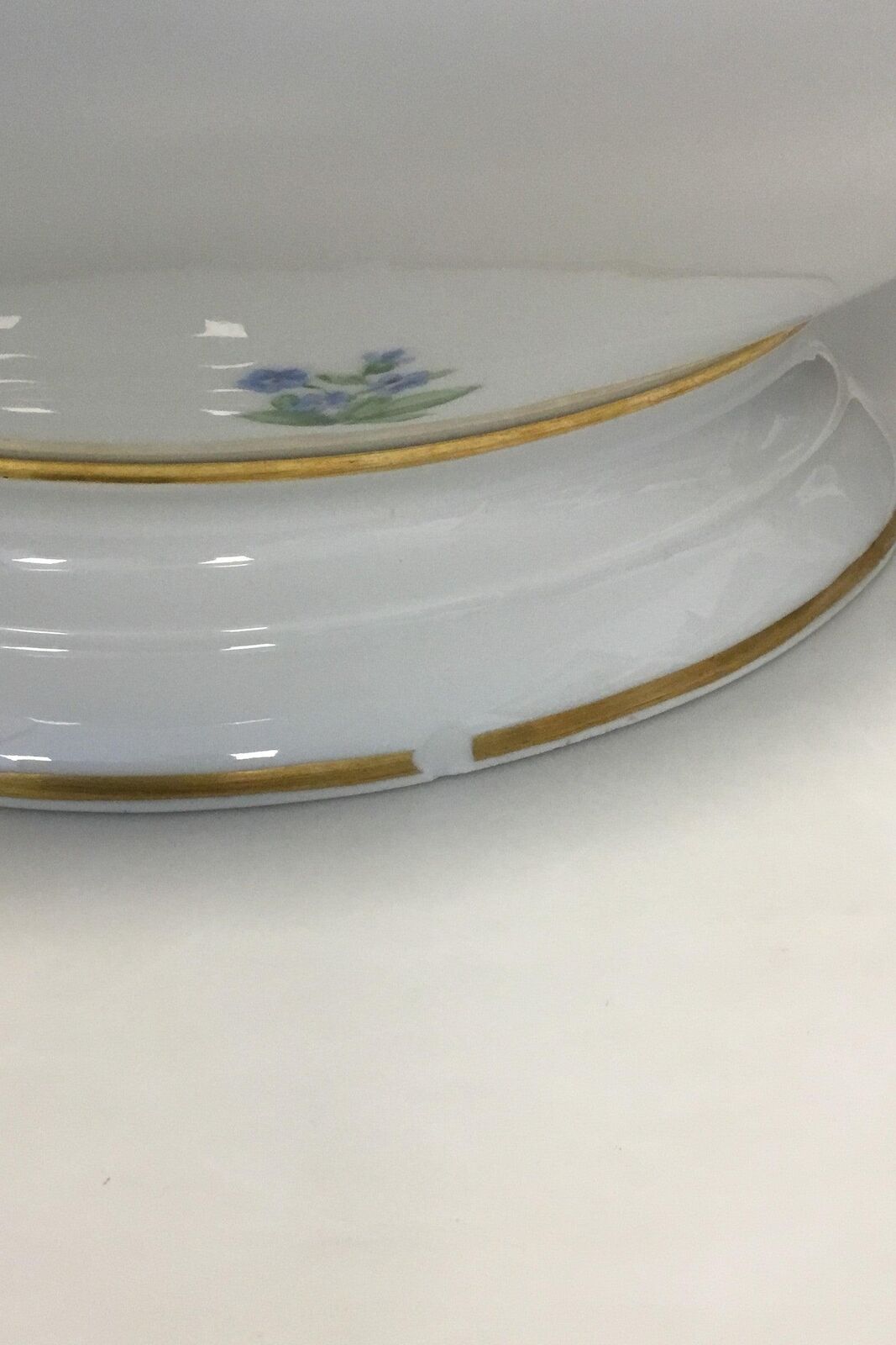 Royal Copenhagen Daisy and Coltsfoot Terrine with lid and base No 9056