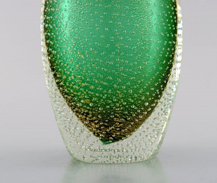 Murano Italy Vase in green mouth-blown art glass with bubbles