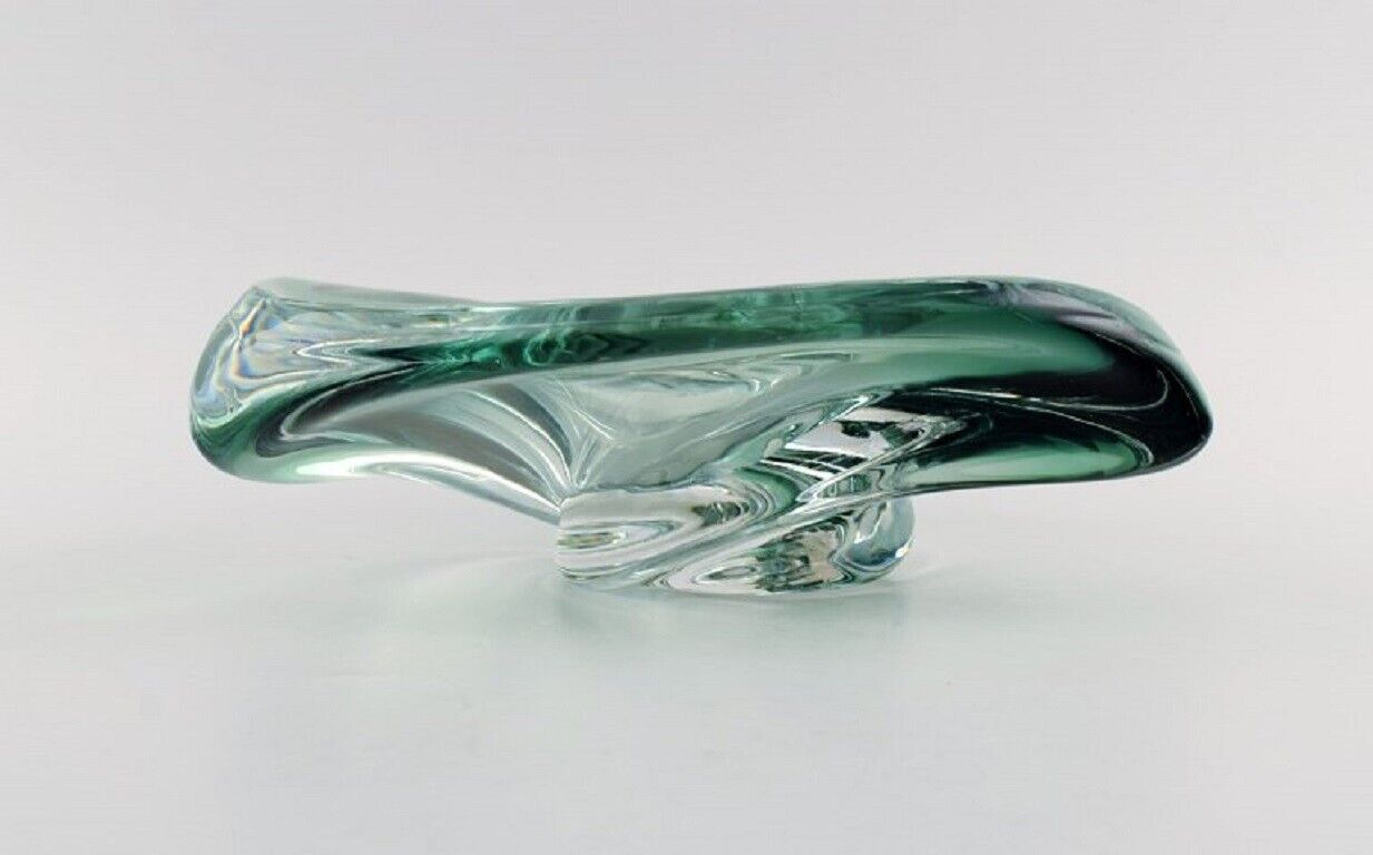 Murano bowl in green mouth-blown art glass Curved design Italy 1980s