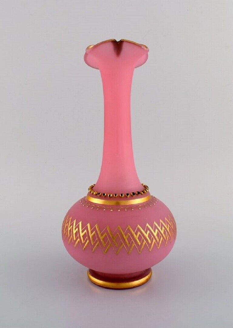 Large vase in pink mouth-blown art glass decorated with 24 carat gold leaf