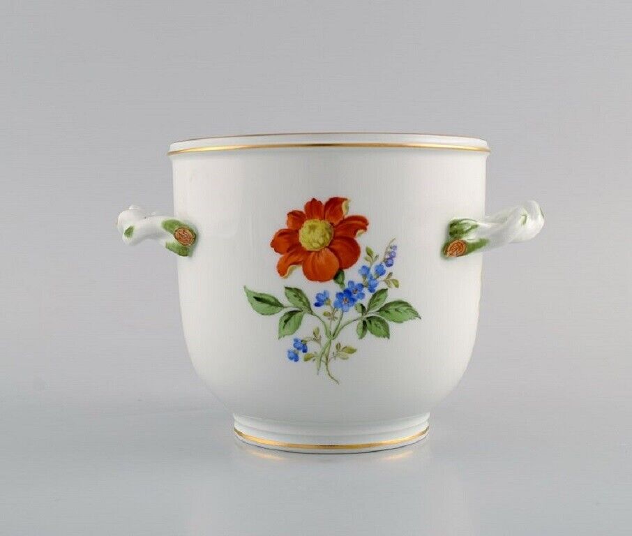 Meissen vase / flowerpot in hand-painted porcelain with flowers and gold edge