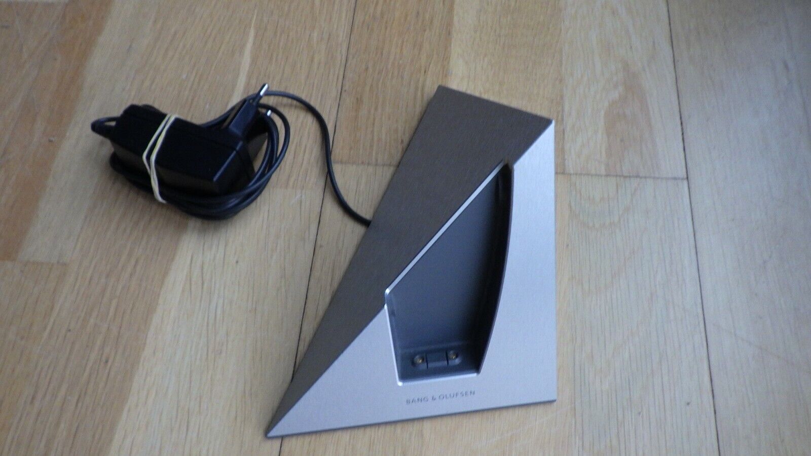 BO Bang  Olufsen Design 3 Table Charger Table Silver BeoCom 6000