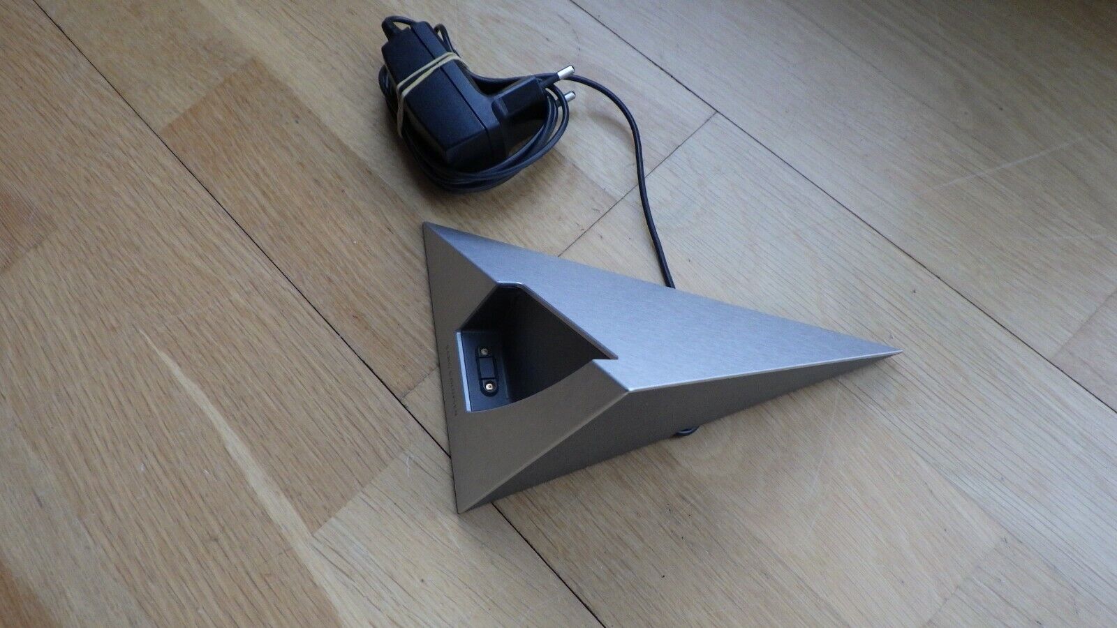 BO Bang  Olufsen Design 3 Table Charger Table Silver BeoCom 6000