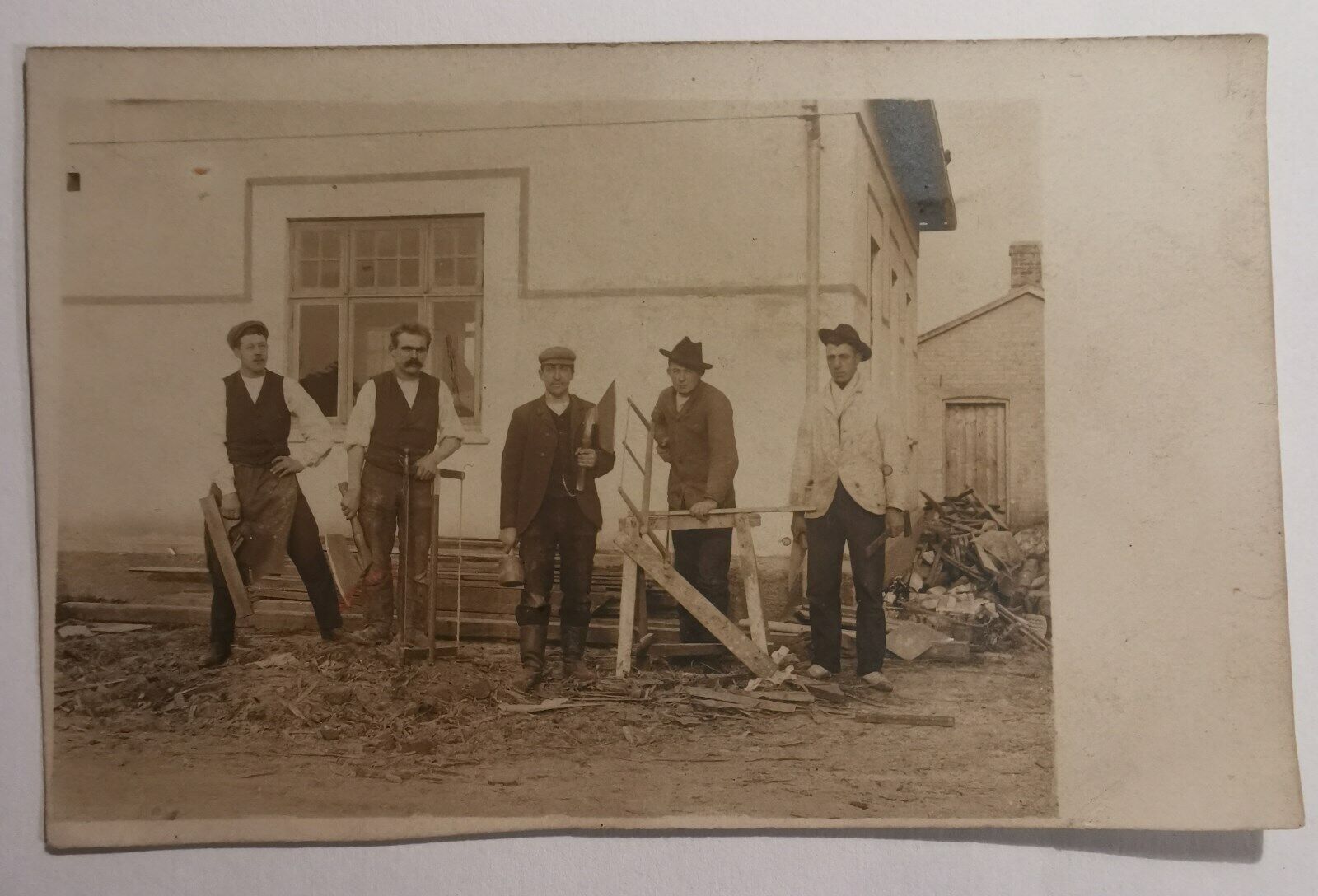 Old postcard: Construction workers carpenters in progress with the work Pok1167