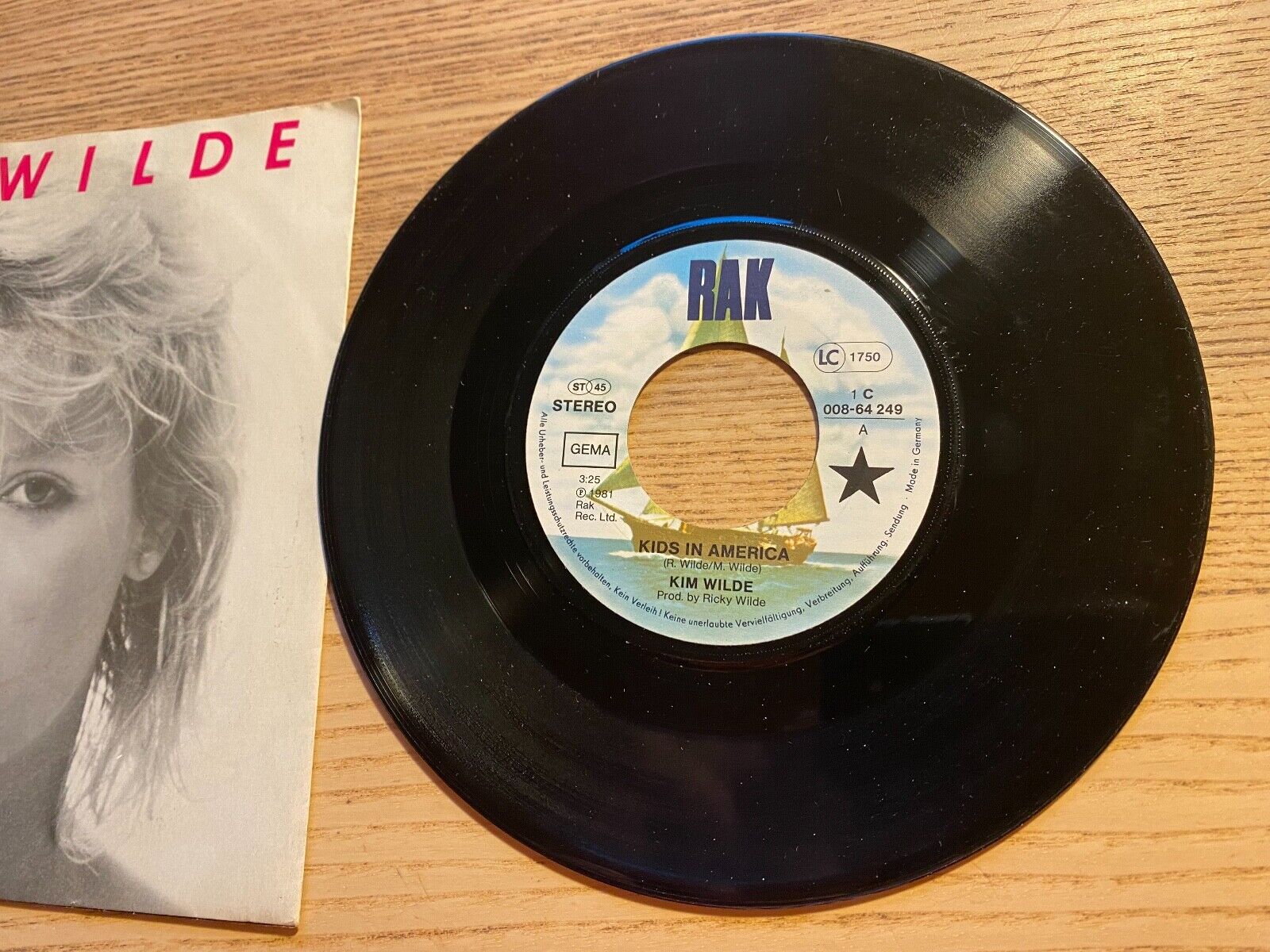 KIM WILDE "KIDS IN AMERICA /TUNING IN TUNING ON" 1981 RAK GERMANY ST 45 7" VINYL