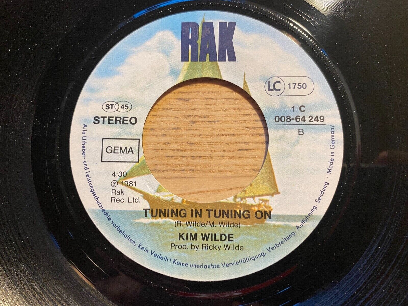 KIM WILDE "KIDS IN AMERICA /TUNING IN TUNING ON" 1981 RAK GERMANY ST 45 7" VINYL