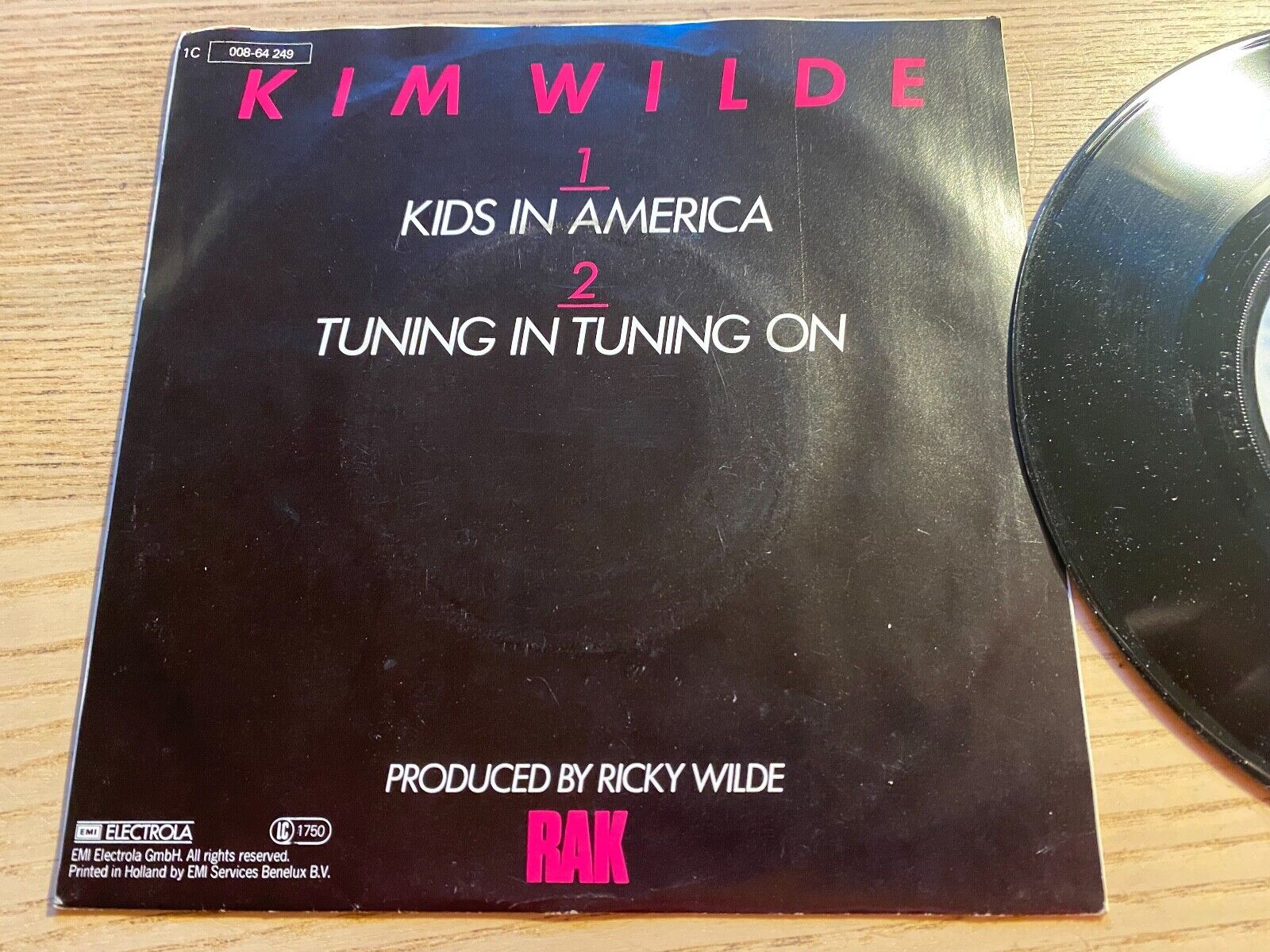 KIM WILDE "KIDS IN AMERICA /TUNING IN TUNING ON" 1981 RAK GERMANY ST 45 7" VINYL