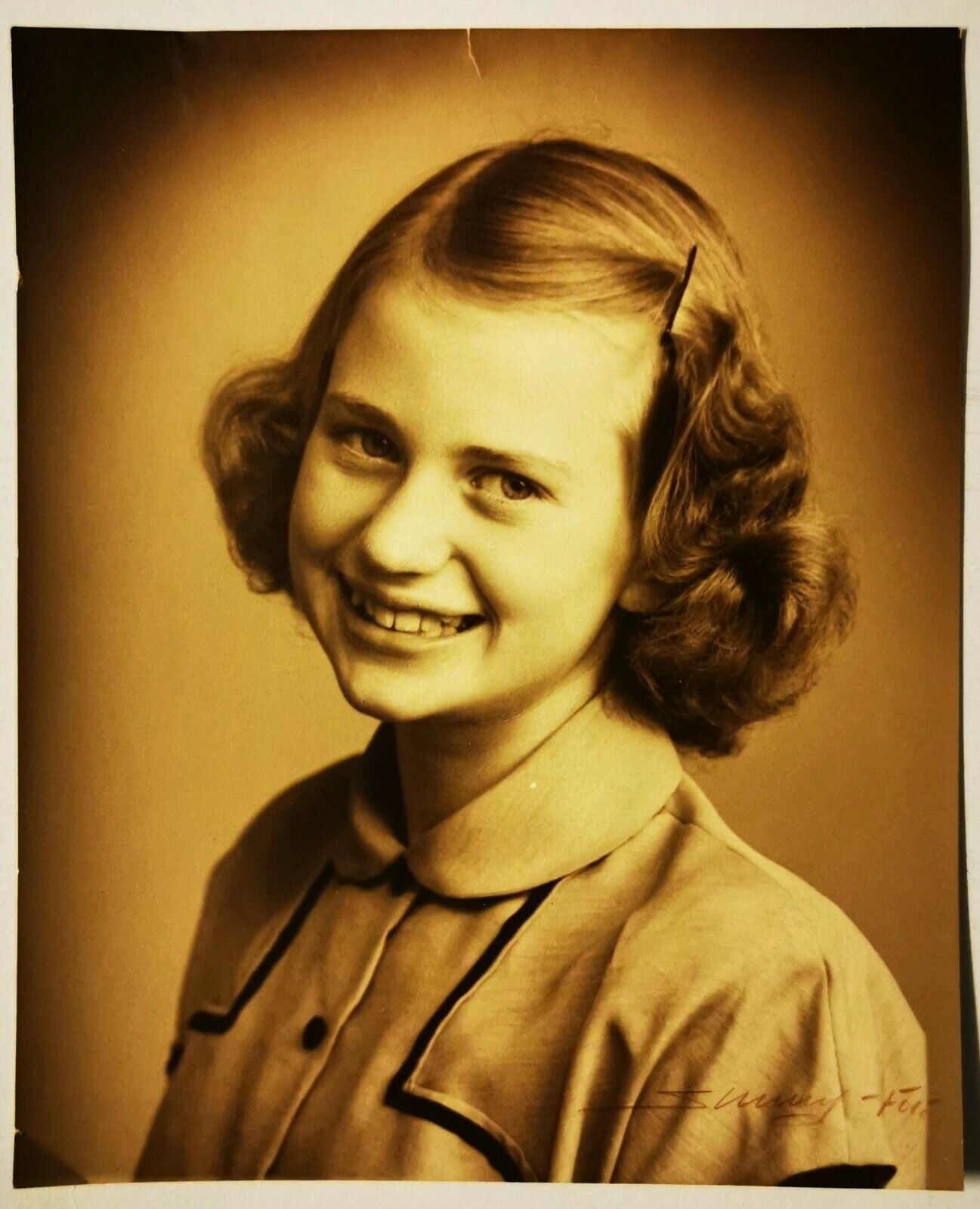 Vintage photo: Portrait of very cute young smiling teen girl c 1950  Fy011