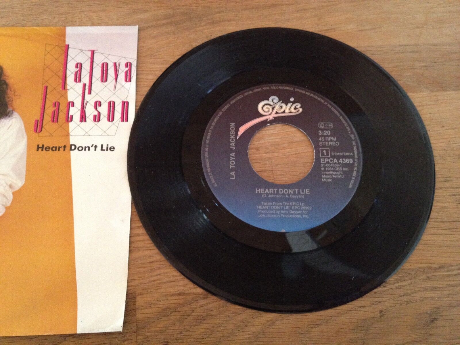 LA TOYA JACKSON "HEART DON´T LIE / WITHOUT YOU" EPIC RECORDS 1984 DUTCH PRESSING