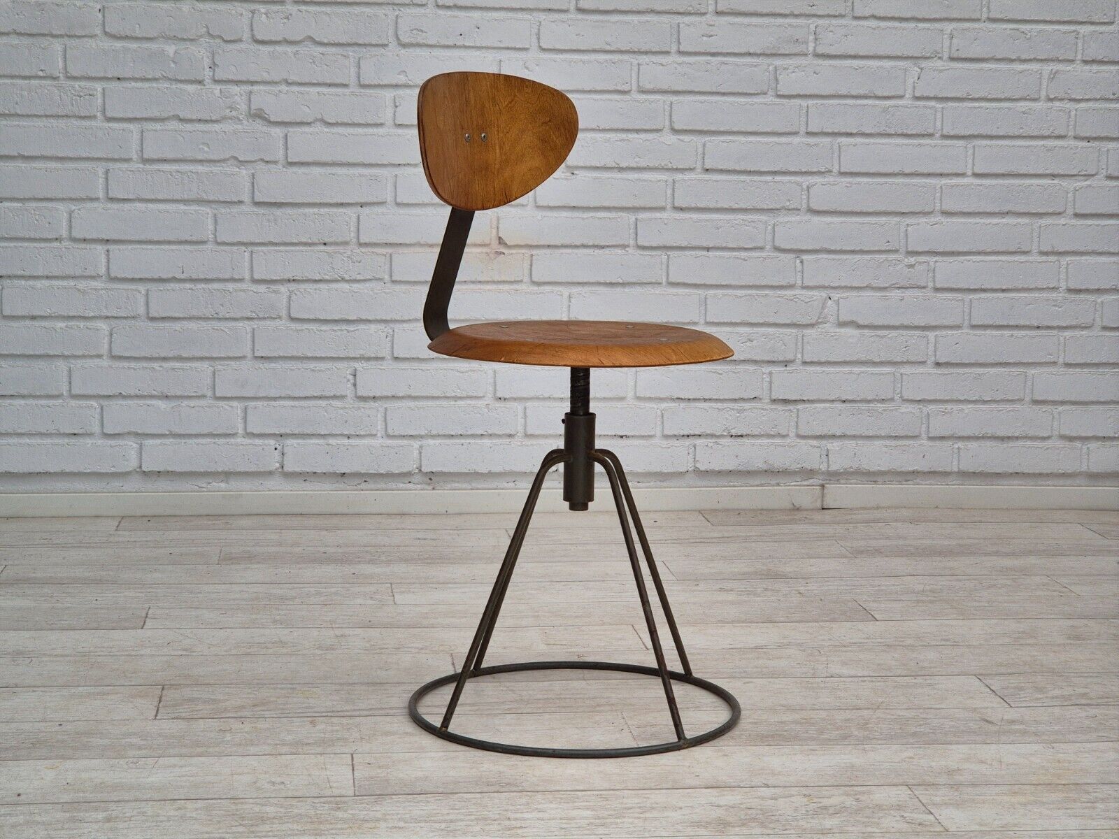 1960s, Swedish swivel chair, original condition, bent plywood.