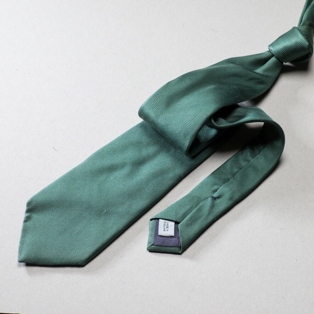 RODERICK CHARLES SOLID GREEN TWILL SILK TIE