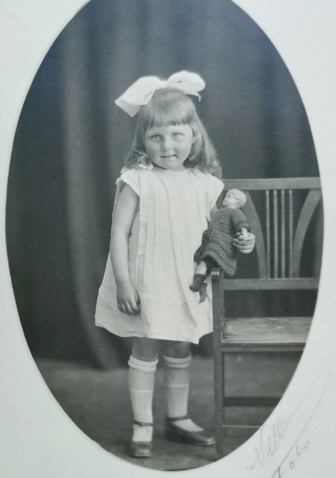 Vtg photo postcard: Cute girl with bow in her hair and doll in her arm pok1272