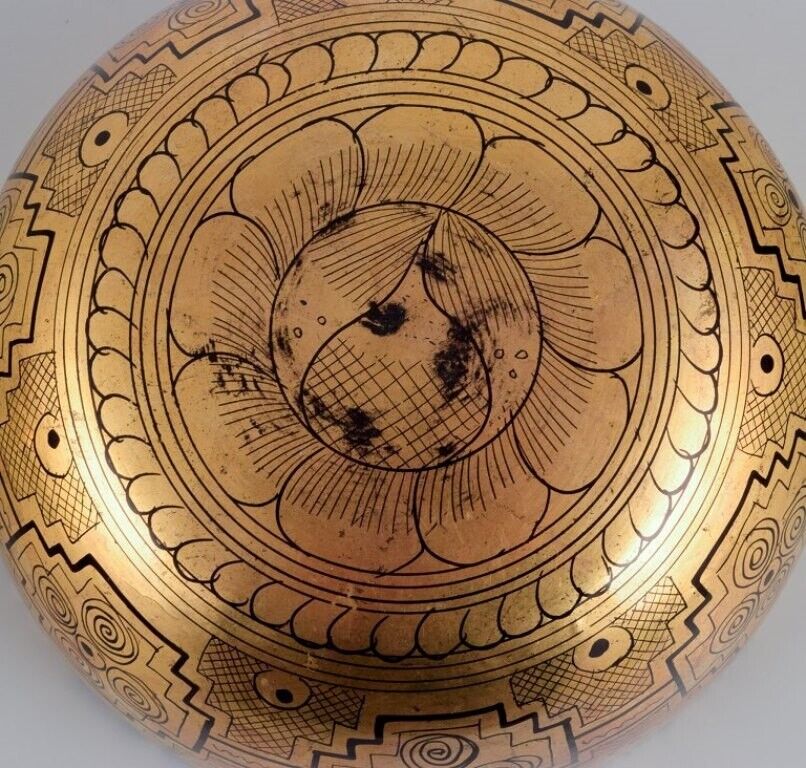 Four Asian bowls made of papier-mâché Decorated in gold and black