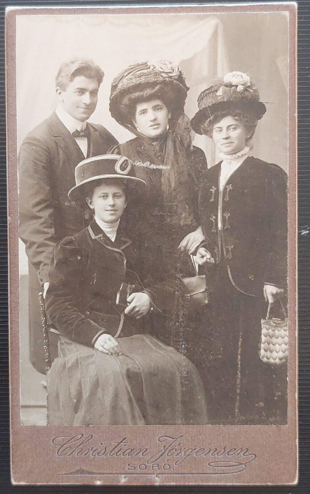 CDV photo: One man and three woman with big Hats from c 1900  C211