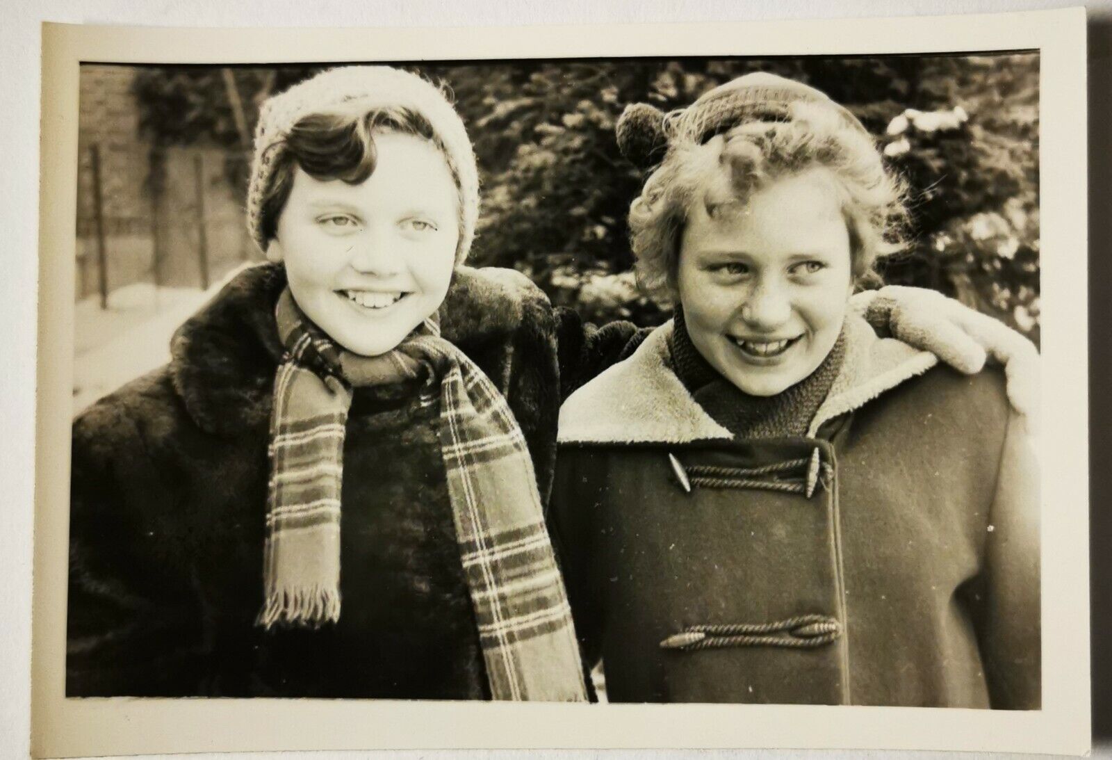 Vintage photo: Two young cute teen girl´s in winter clothes in 1958   Fy009