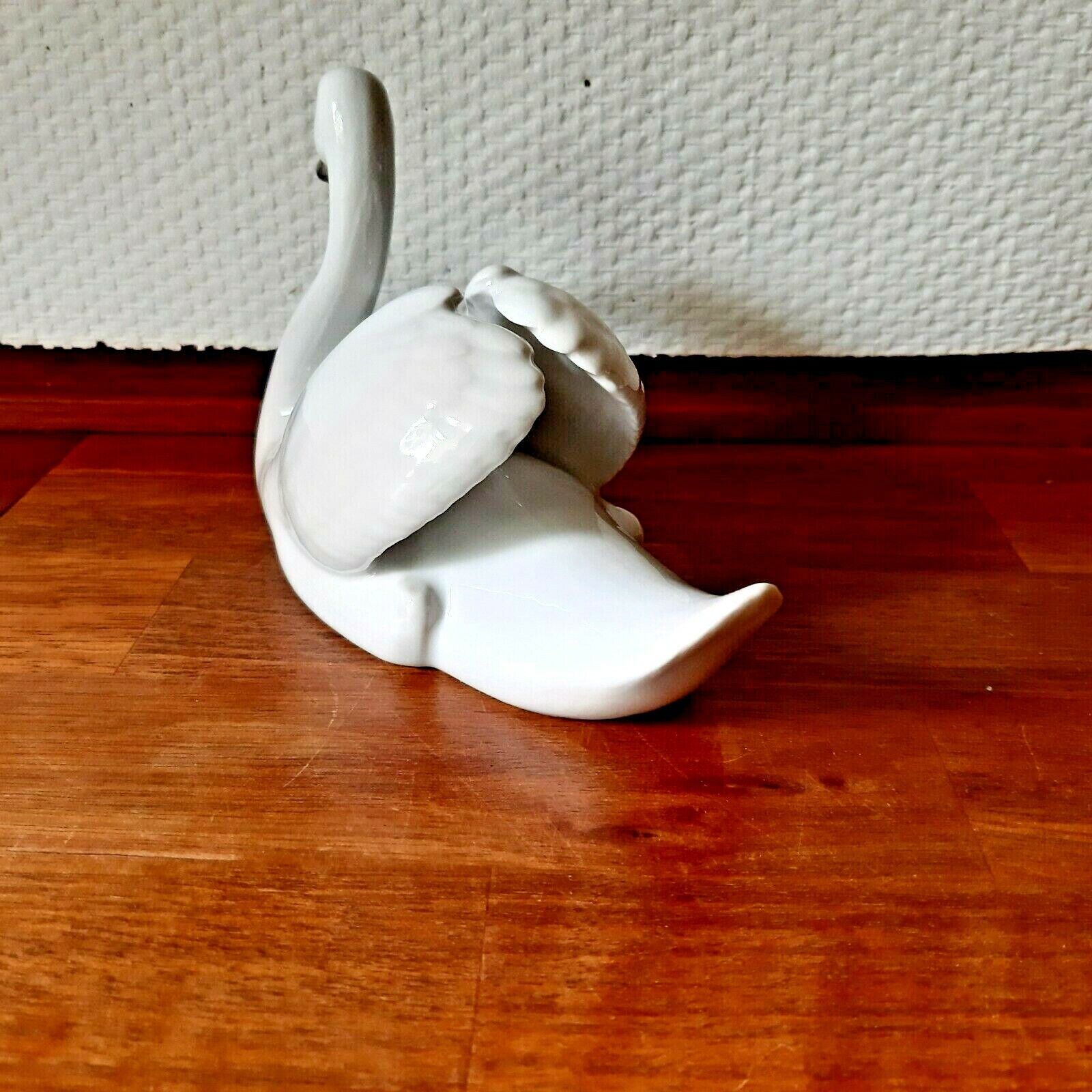 SWAN by Erik Nielsen for ROYAL COPENHAGEN Denmark # 073 Very Sweet