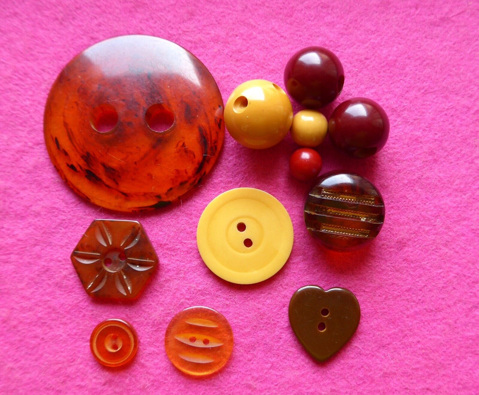 COLLECTABLE vintage 12 ART DECO BAKELITE BUTTONS - carved shaped - tested ( 57 )