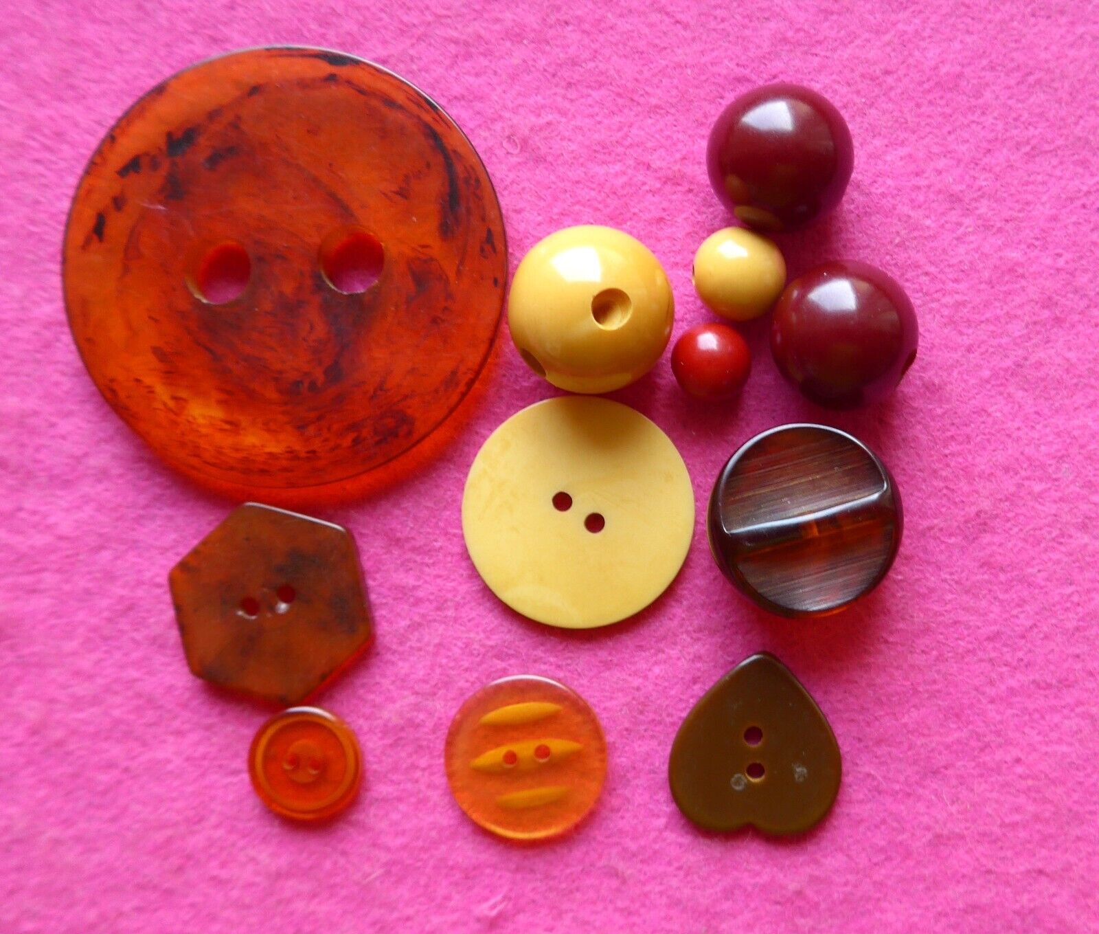 COLLECTABLE vintage 12 ART DECO BAKELITE BUTTONS - carved shaped - tested ( 57 )