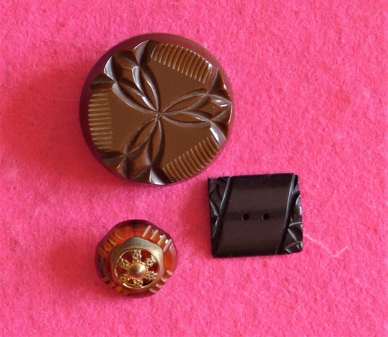 COLLECTABLE vintage 3 ART DECO BAKELITE BUTTONS - carved etc - tested ( 8 )